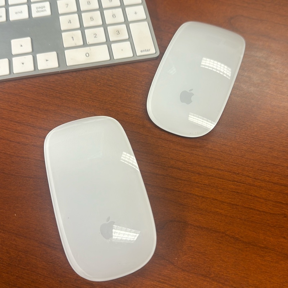 Apple Mouse. Like new.